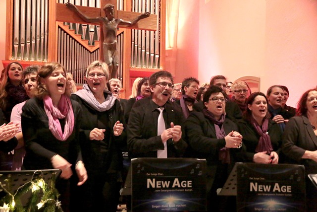 Die voll motivierten Sänger des Kuchener Chors "New Age" unter der Leitung von Claudia Mann bestritten den Großteil des Weihnachtskonzertes am Freitagabend in der Kuchener Jakobuskirche.   Foto: Claudia Burst